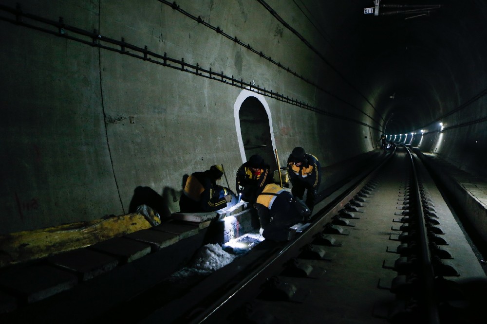 西工铁路运营隧道病害现状